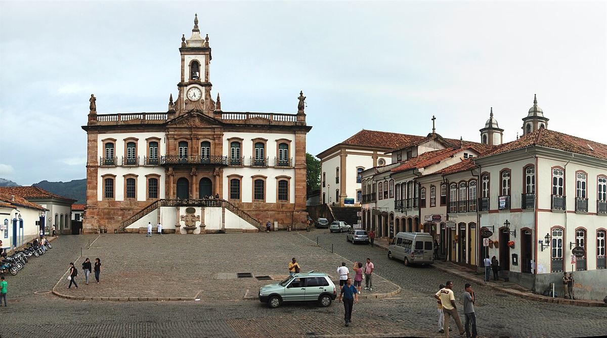 Vista panorâmica da Praça Tiradentes em Ouro Preto, com o Museu da Inconfidência ao centro, casario colonial ao redor e calçamento de pedra