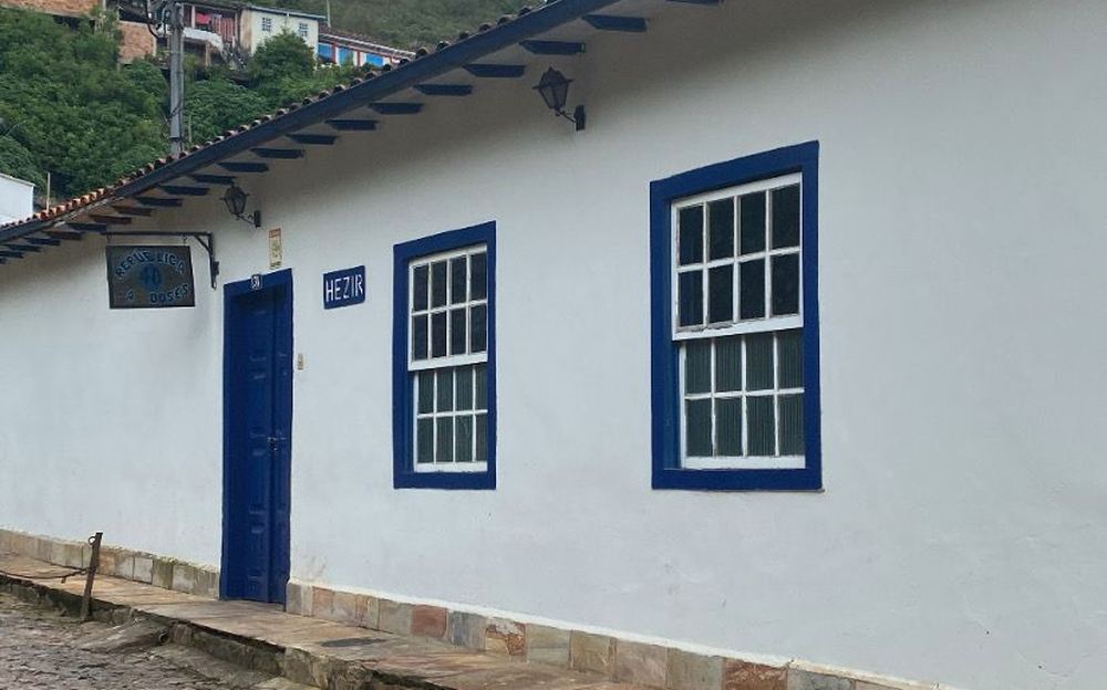 Casa da 4 Doses no Centro de Ouro Preto, branca com janelas e porta azuis