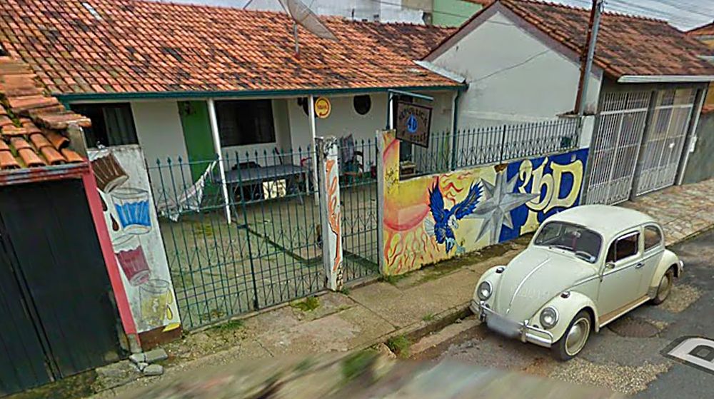 Primeira casa da 4 Doses, em frente à UFOP, com o mural 4D