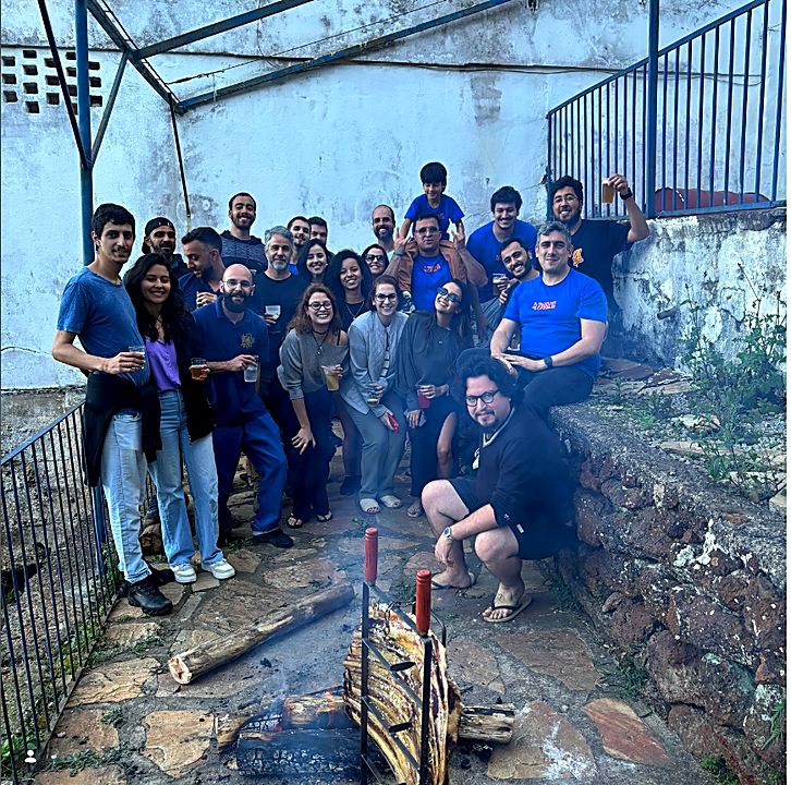 Galera reunida num churrasco no quintal da república