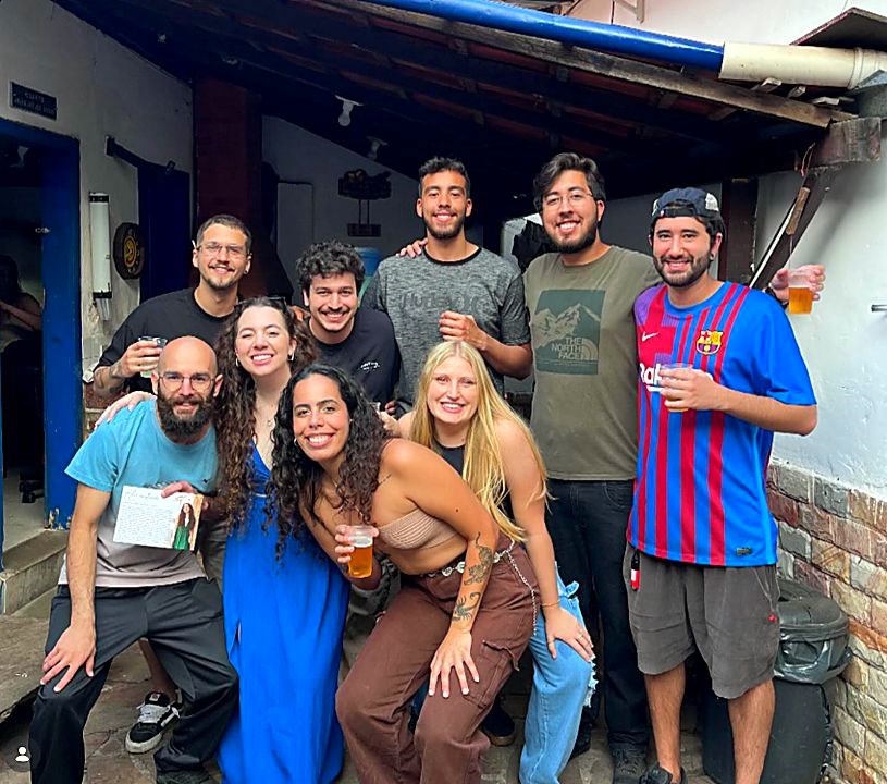 Grupo de moradores e amigos sorrindo no quintal