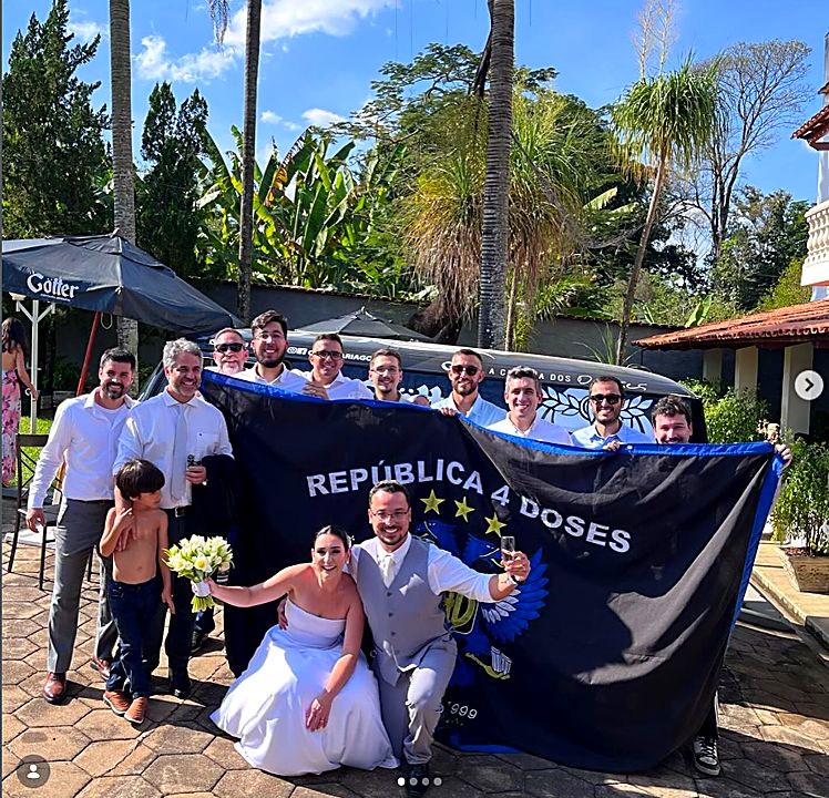 Casamento de ex-aluno com a bandeira da República 4 Doses