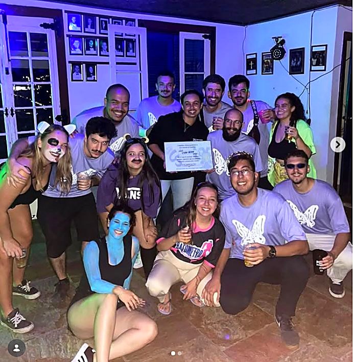 Festa temática na república com a turma fantasiada