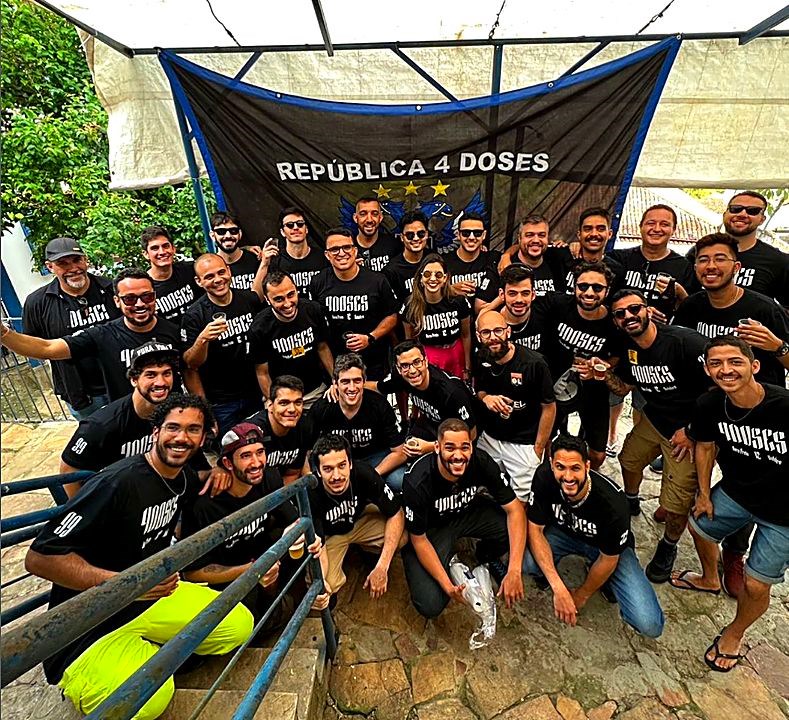 Grande grupo de moradores reunidos sob a bandeira da república