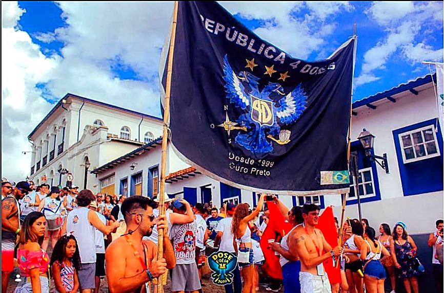Bandeira da 4 Doses no meio do carnaval Dosefolia em Ouro Preto