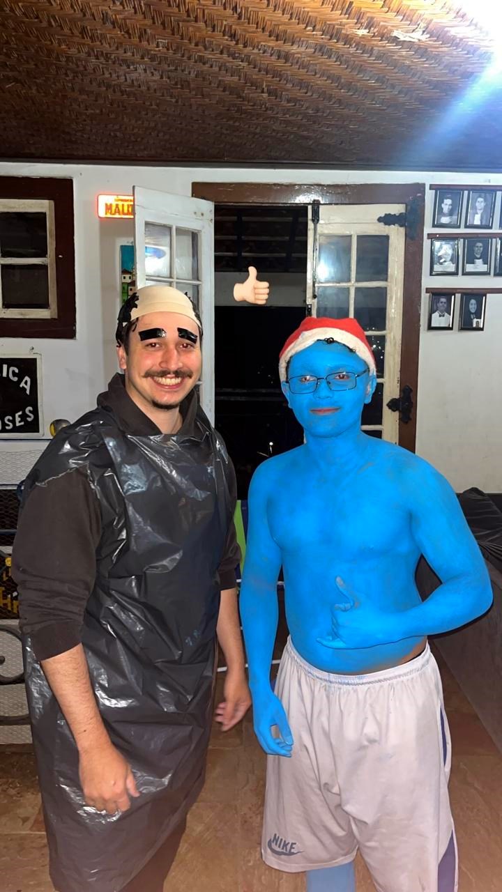 Moradores fantasiados com tinta amarela no rosto