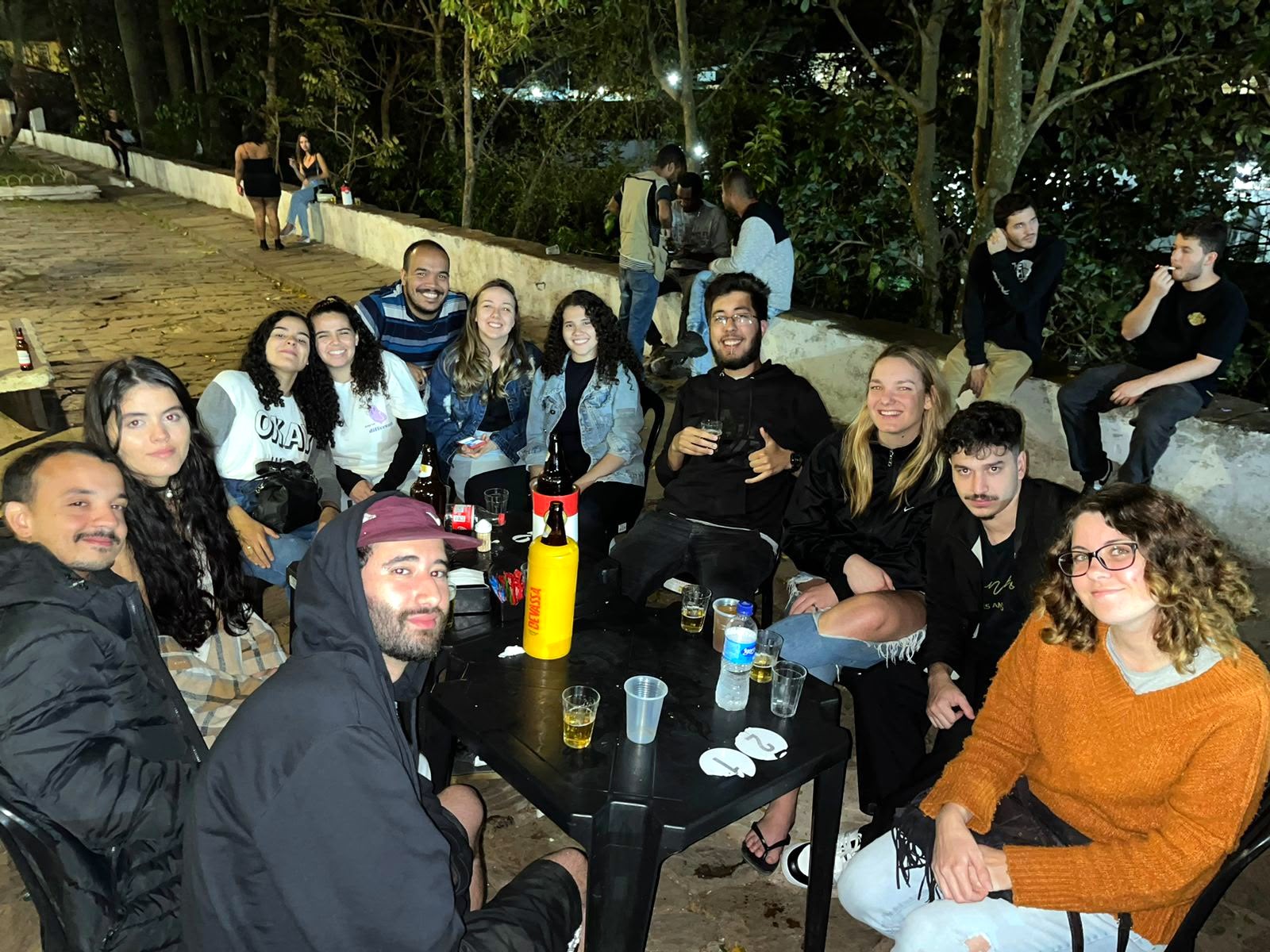 Grande turma reunida no terraço com vista para Ouro Preto