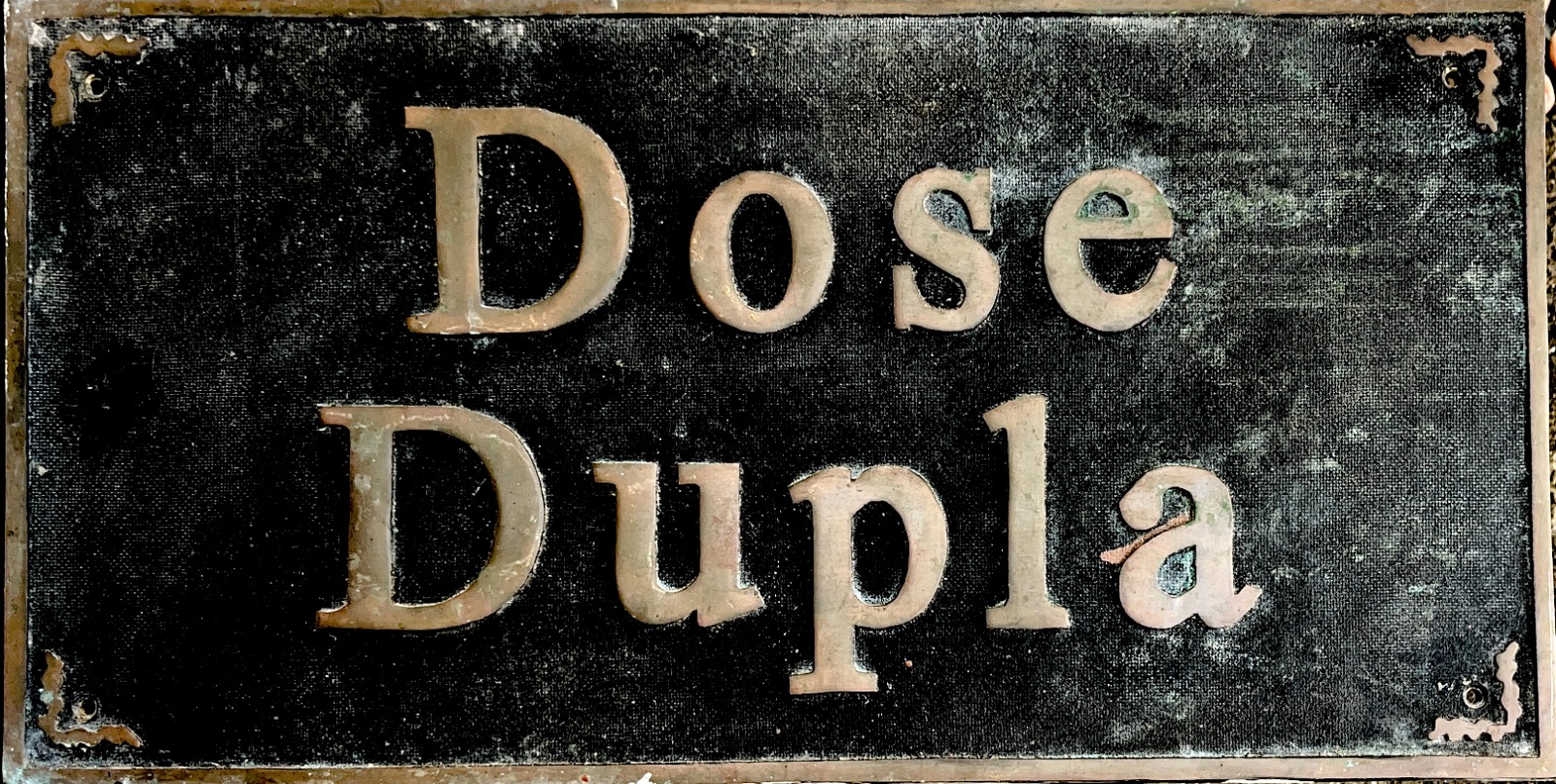 Placa metálica preta da República Dose Dupla